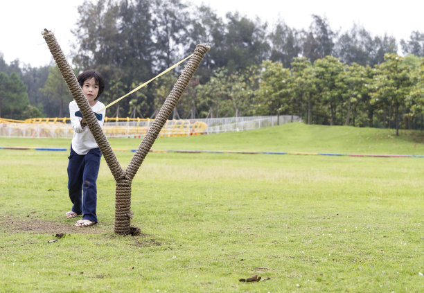 小女孩在玩弹弓。图片下载