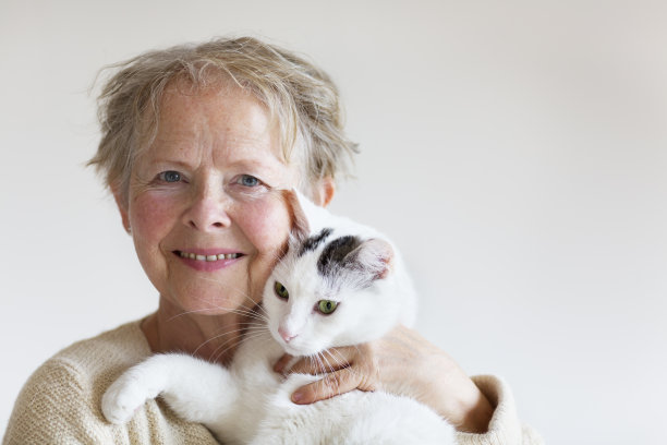 微笑的年长妇女和她的猫图片下载