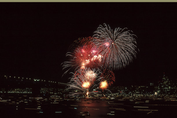 旧金山海湾大桥上空的烟花图片下载