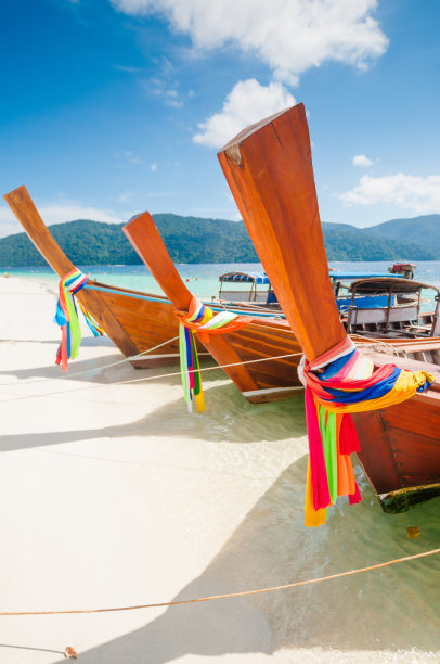 美丽的日落在热带海洋与长尾船在泰国南部素材图片