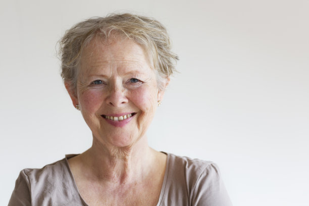 快乐微笑的老妇人图片下载