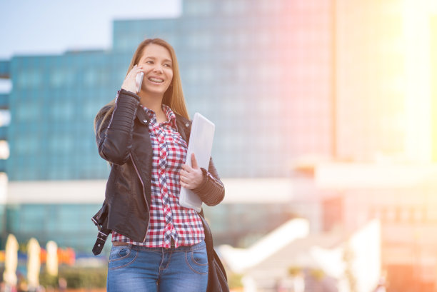 边走边打电话的商务女性图片下载