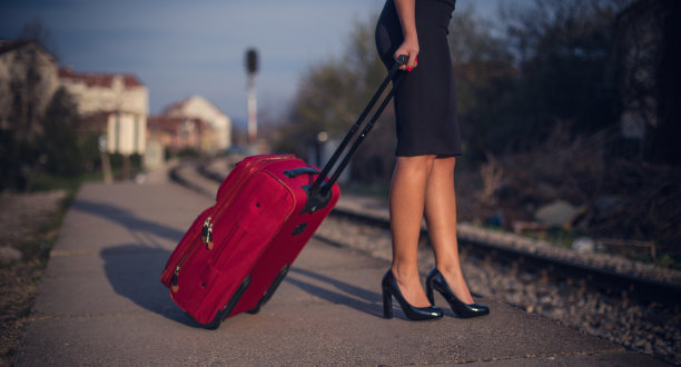 性感的女人在火车站等待火车高跟鞋的特写图片下载