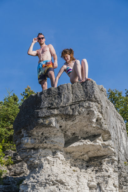 托博莫里的悬崖上，一名年轻男子和一名少女图片下载