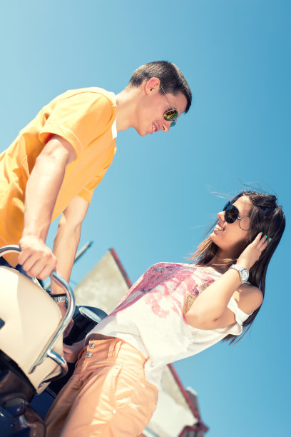 一对年轻夫妇正在享受夏日图片下载