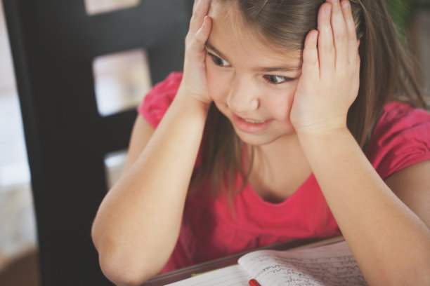 漂亮的女学生在家里做作业图片下载