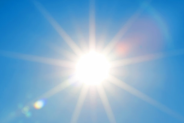 太阳在蓝色的天空图片下载