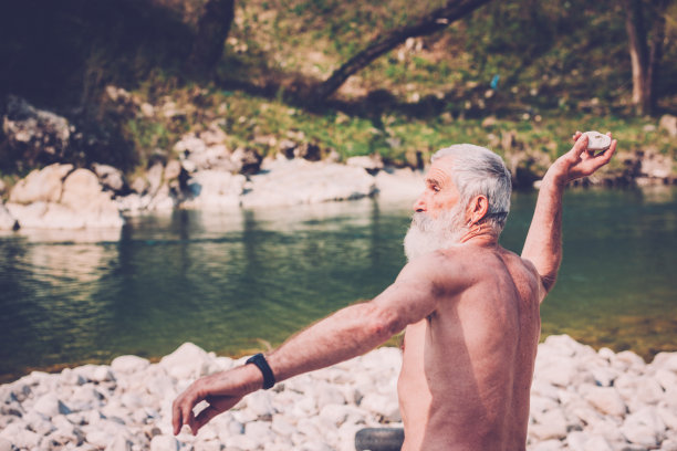 斯洛文尼亚索卡河边，白发、大胡子和小胡子老人扔石头图片下载