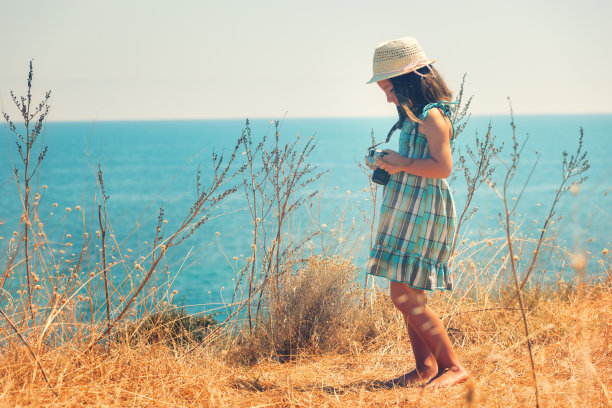 漂亮的小女孩用老式相机拍照图片下载