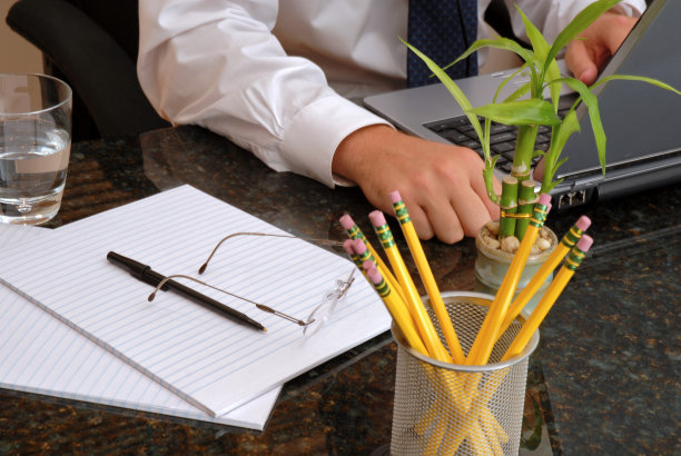 的办公桌上图片下载