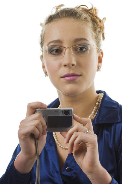 拿着数码相机的年轻女孩图片下载