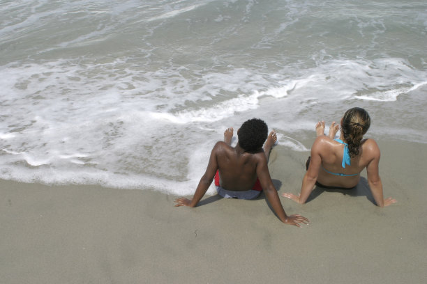 坐在冲浪区附近图片下载