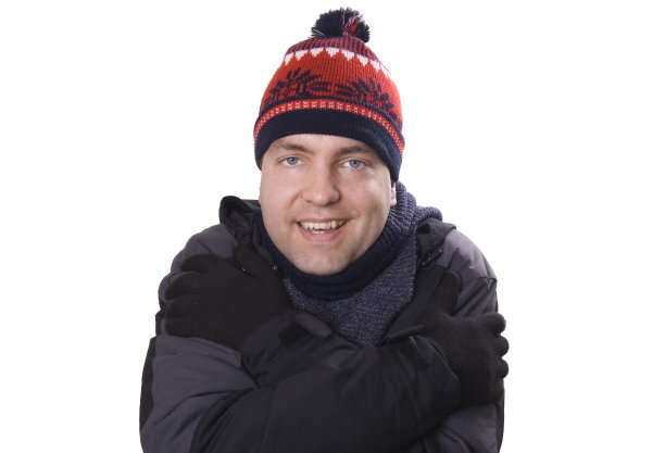 年轻人在冬天的衣服感觉冷，但似乎很快乐图片下载