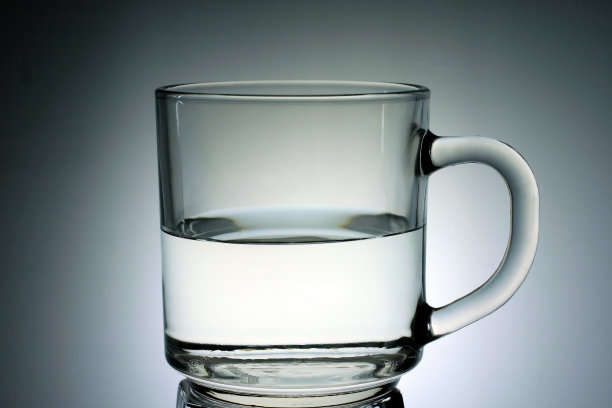 玻璃半满的图片下载