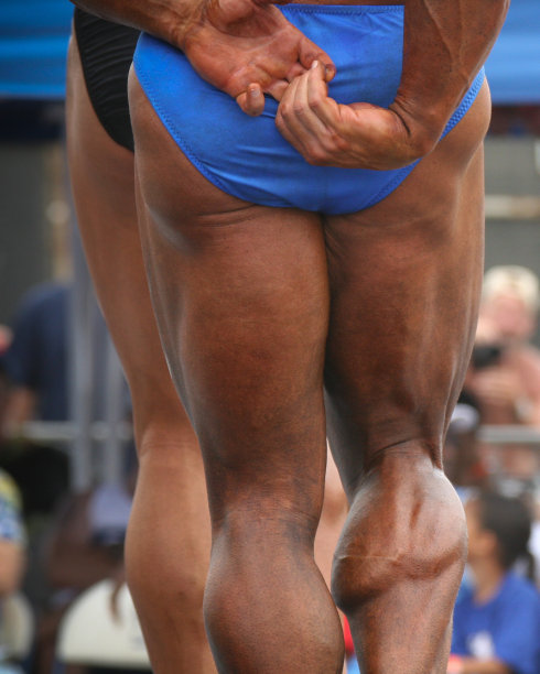 竞赛中的男性健美运动员图片下载