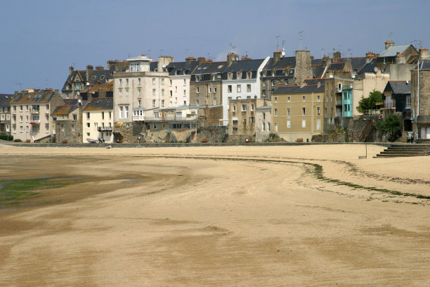 有公寓和房屋的退潮海滩图片下载