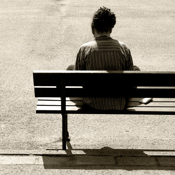 坐在长椅上听音乐图片下载