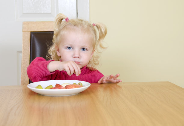 水果零食给小女孩图片下载