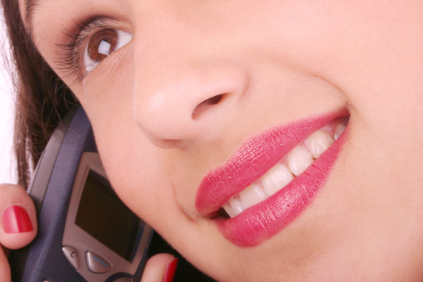 漂亮的女孩在打电话图片下载