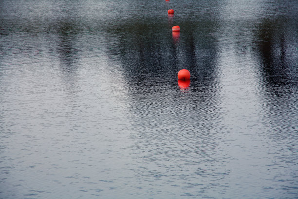 一列红色浮标图片下载