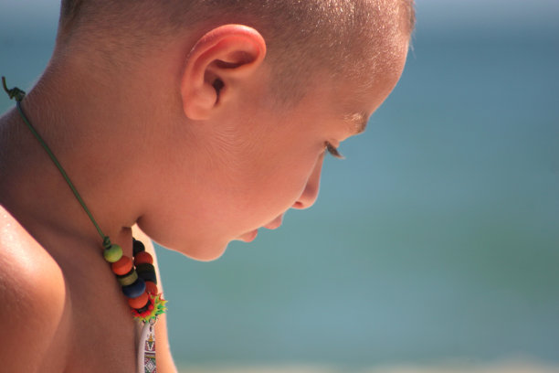 阳光下的小男孩图片下载