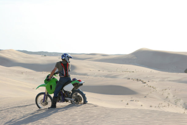 沙滩上的越野自行车图片下载