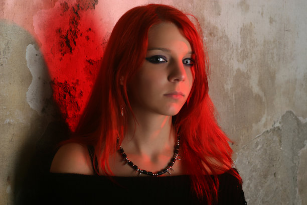 墙边的红头发女孩图片下载