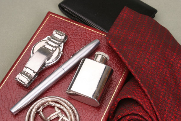 优雅的男士配饰珠光宝气图片下载