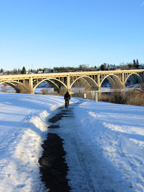 冬天骑自行车图片下载