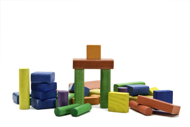 老木头的孩子玩积木图片下载