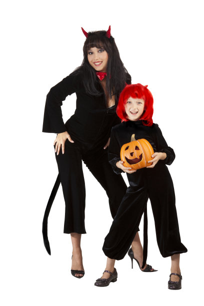两个快乐的黑色恶魔站在万圣节南瓜。图片下载