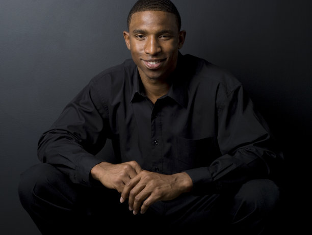 穿着黑衣微笑的非裔美国男性图片下载