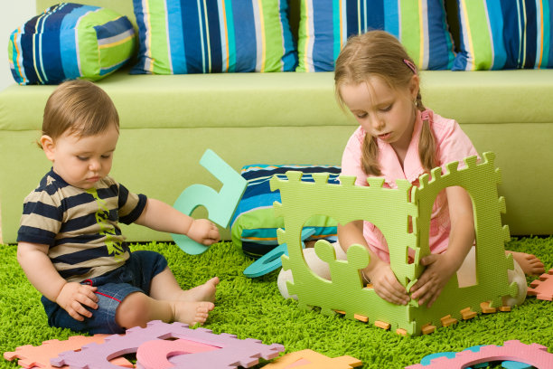 弟弟和妹妹在房间里玩图片下载