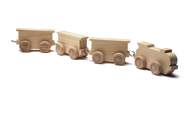 玩具:木制火车孤立的白色背景图片下载