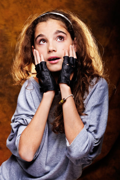 奇怪的女孩图片下载