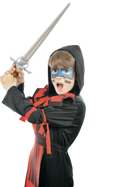 穿着忍者服拿着剑的男孩图片下载