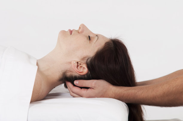 女人正在做颈部按摩图片下载