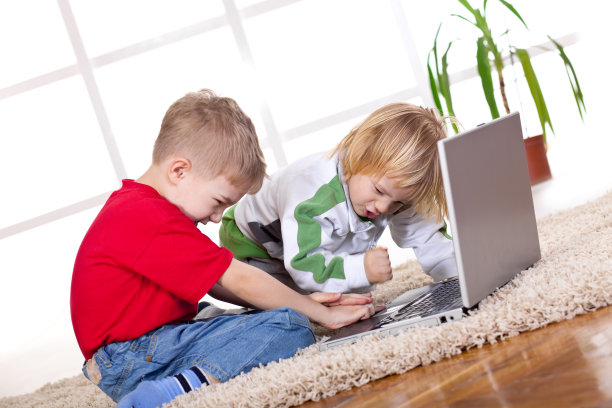 愤怒的男孩图片下载