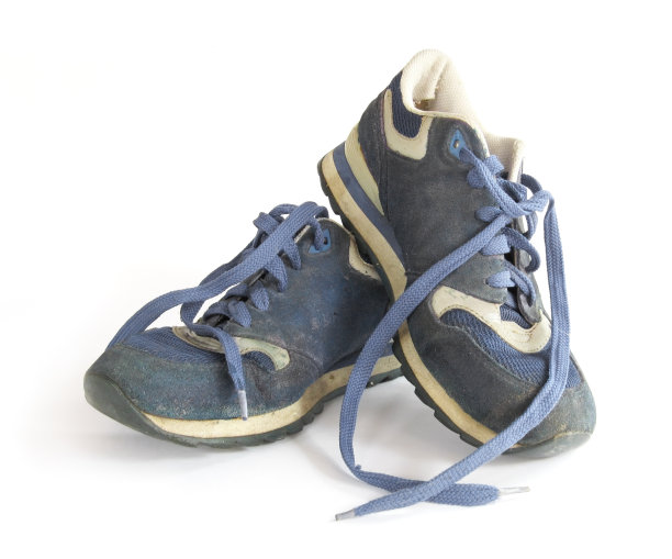 旧的和脏的蓝色运动鞋图片下载