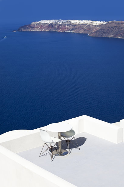 两把椅子和一张桌子图片下载