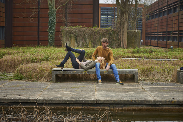 一对在长椅上相爱的情侣图片下载