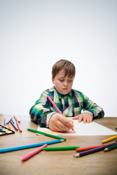 孩子在白纸上画画图片下载