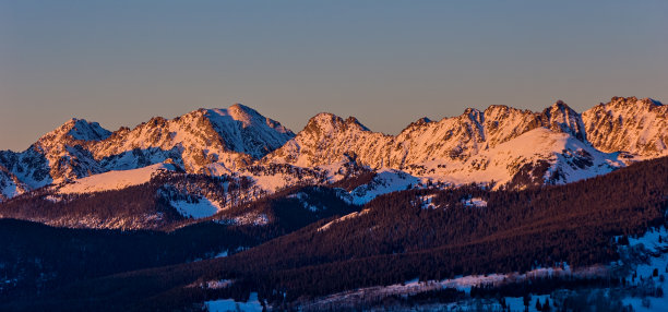 戈尔山脉日落与Alpenglow图片下载