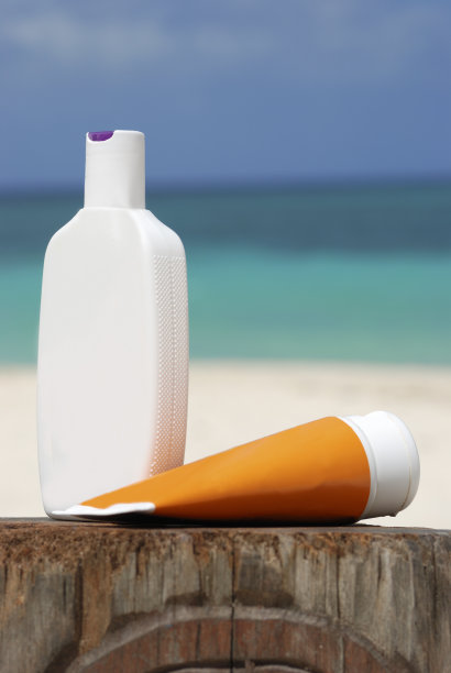 海滩上的防晒油图片下载