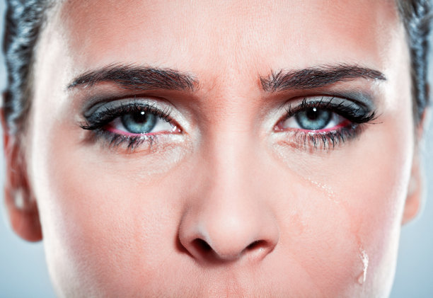 年轻的女人哭图片下载