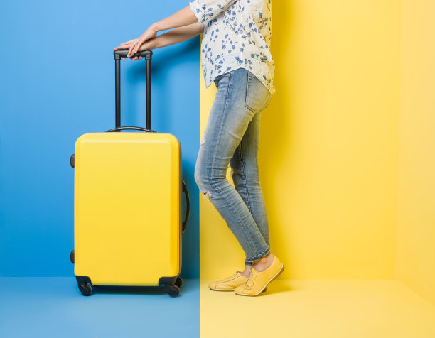 女士站在手提箱旁边素材图片