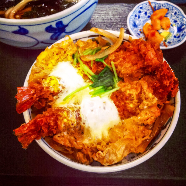 虾仁炖饭碗，淋上搅打的鸡蛋图片下载