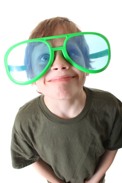 戴着滑稽眼镜的男孩图片下载