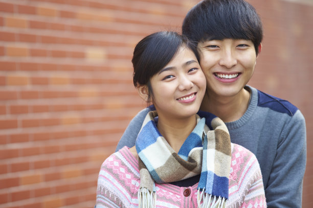 快乐的年轻亚洲夫妇看着镜头微笑图片下载