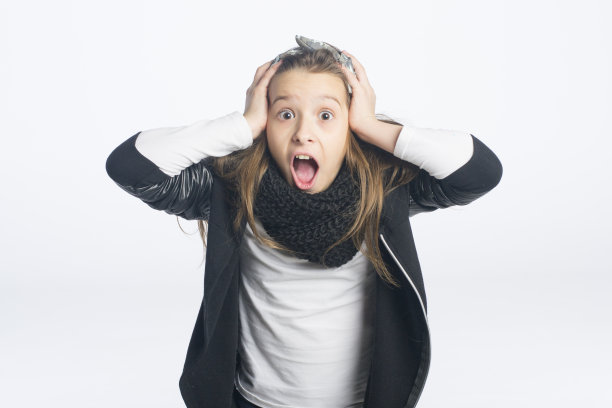 小女孩带着震惊的表情抱着头图片下载